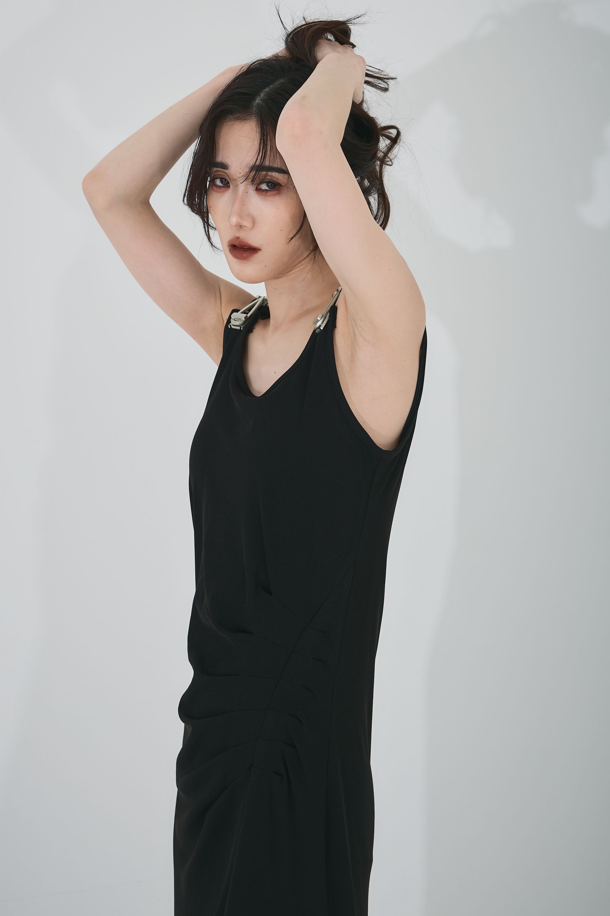 【AUBREY】ショルダーデザイン サイドギャザーワンピース（ブラウン） AUBREY】ショルダーデザインサイドギャザーワンピース – ANDREA&Co.