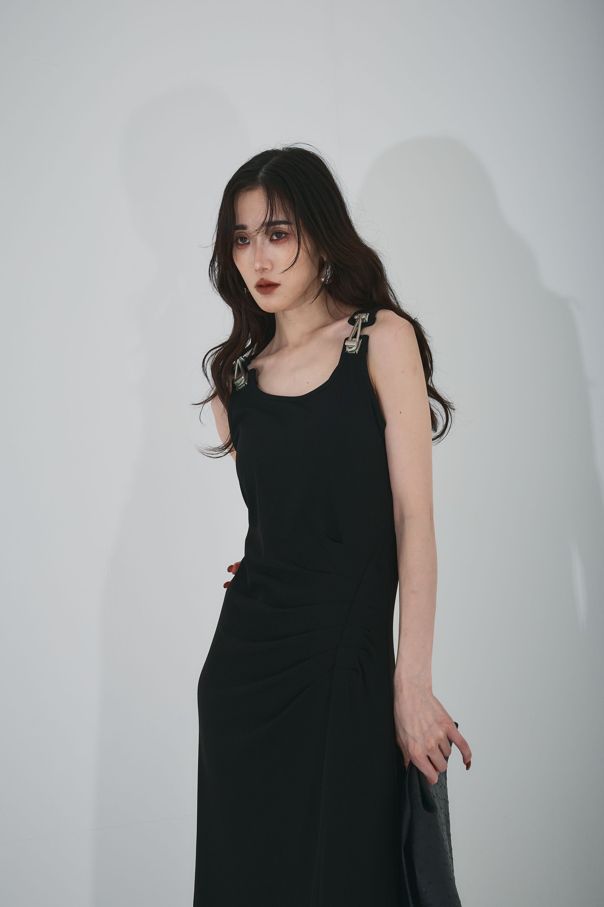 【AUBREY】ショルダーデザイン サイドギャザーワンピース（ブラウン） AUBREY】ショルダーデザインサイドギャザーワンピース – ANDREA&Co.