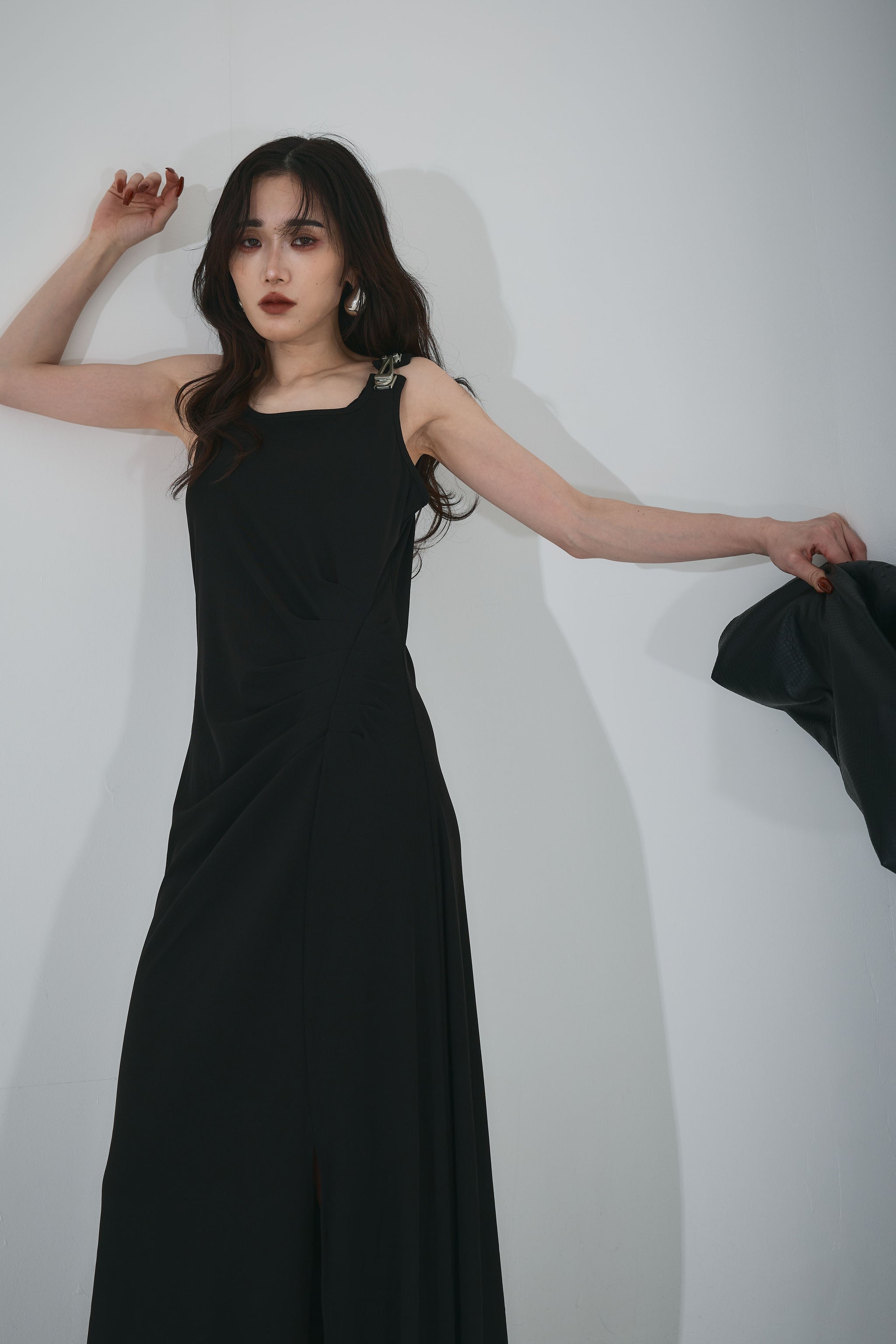 【AUBREY】ショルダーデザイン サイドギャザーワンピース（ブラウン） 20250514_Andrea0891_2048x.jpg?