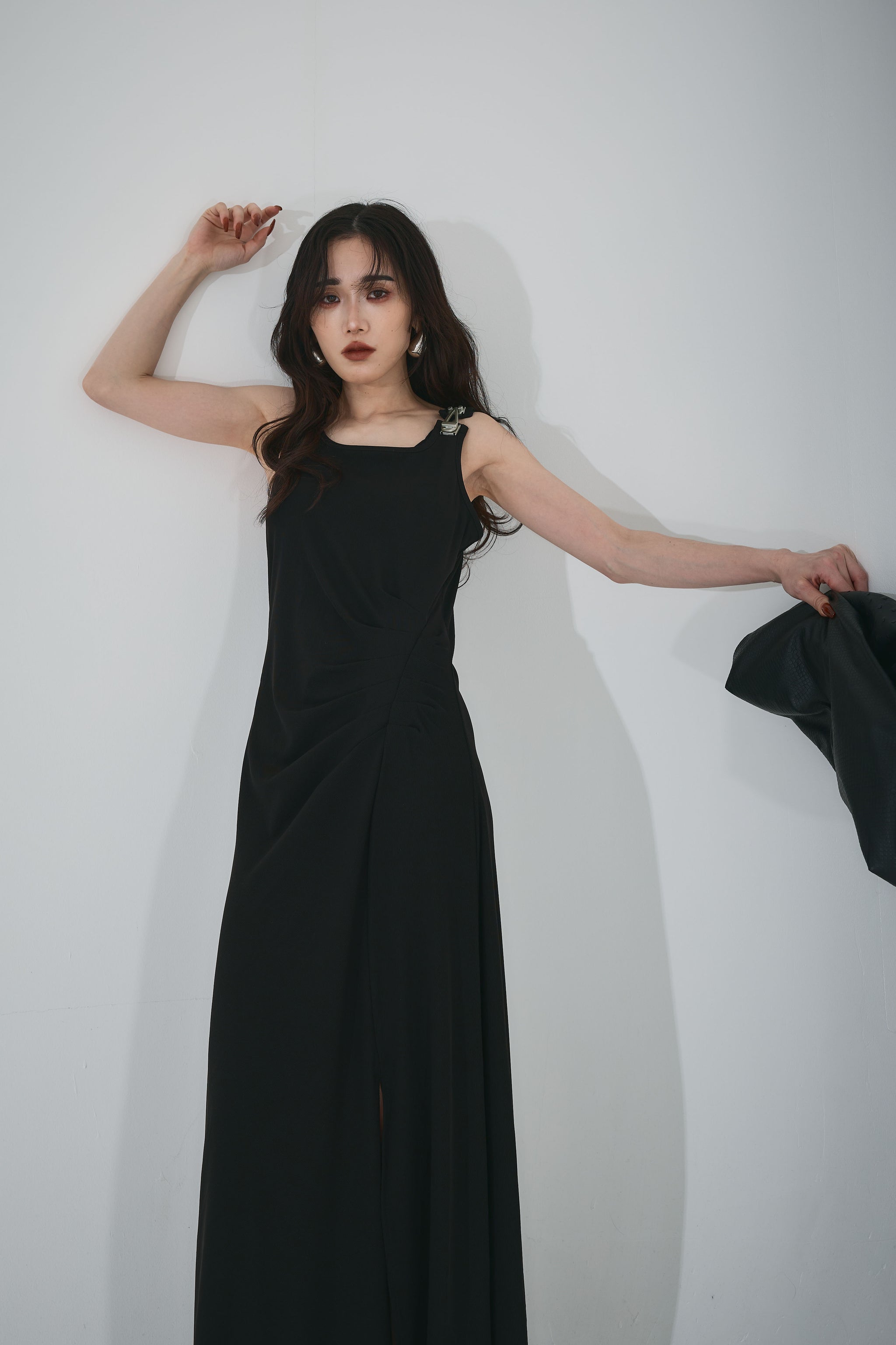 【AUBREY】ショルダーデザイン サイドギャザーワンピース（ブラウン） AUBREY】ショルダーデザインサイドギャザーワンピース – ANDREA&Co.