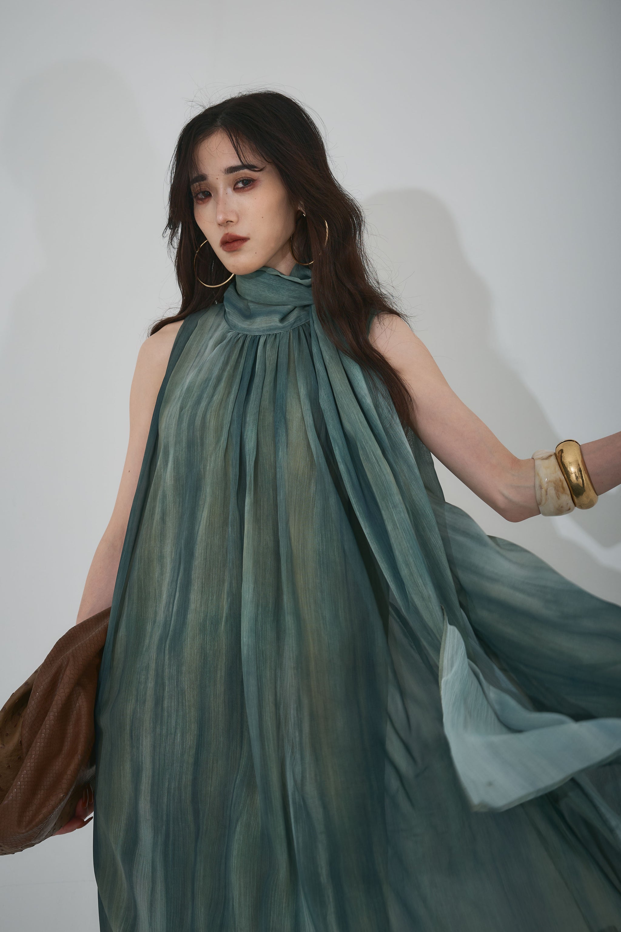 グラデーションシフォンロングワンピース　新品タグ付き AUBREY】グラデーションシフォンロングワンピース – ANDREA&Co.