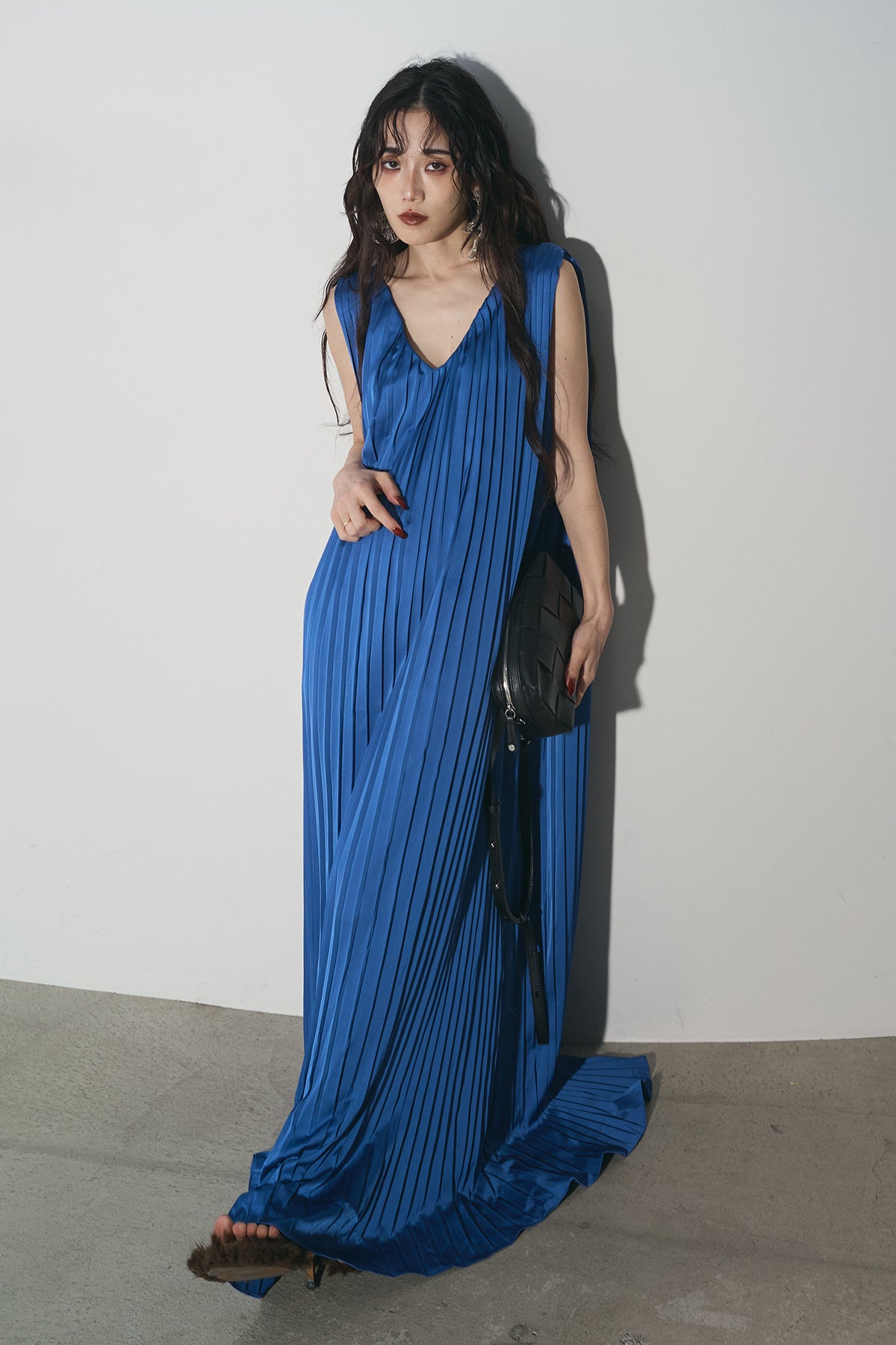 AUBREY】プリーツVネックワンピース – ANDREA&Co.