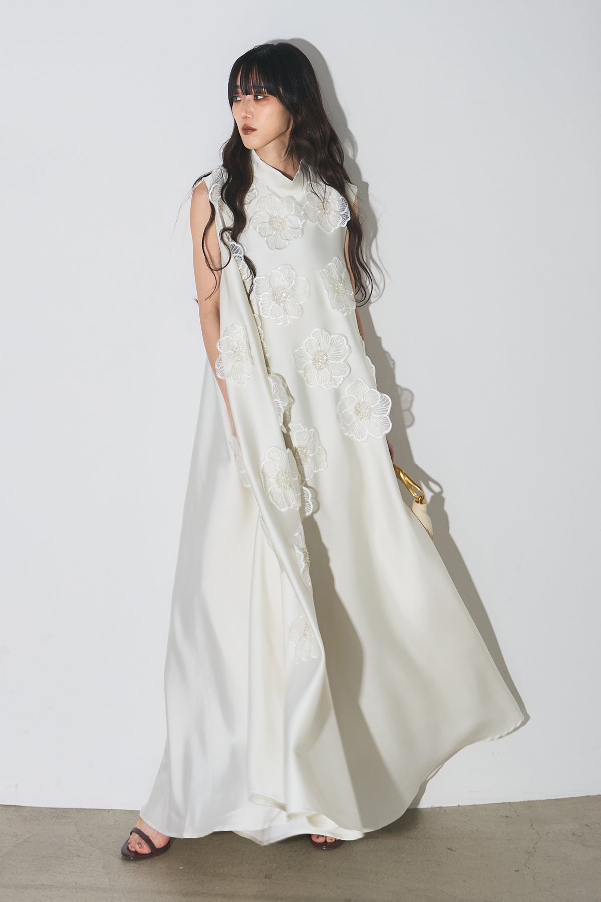 【AUBREY】フラワーデザインマットサテンドレス　ANDREA&Co. フラワーデザインマットサテンドレス – ANDREA&Co.