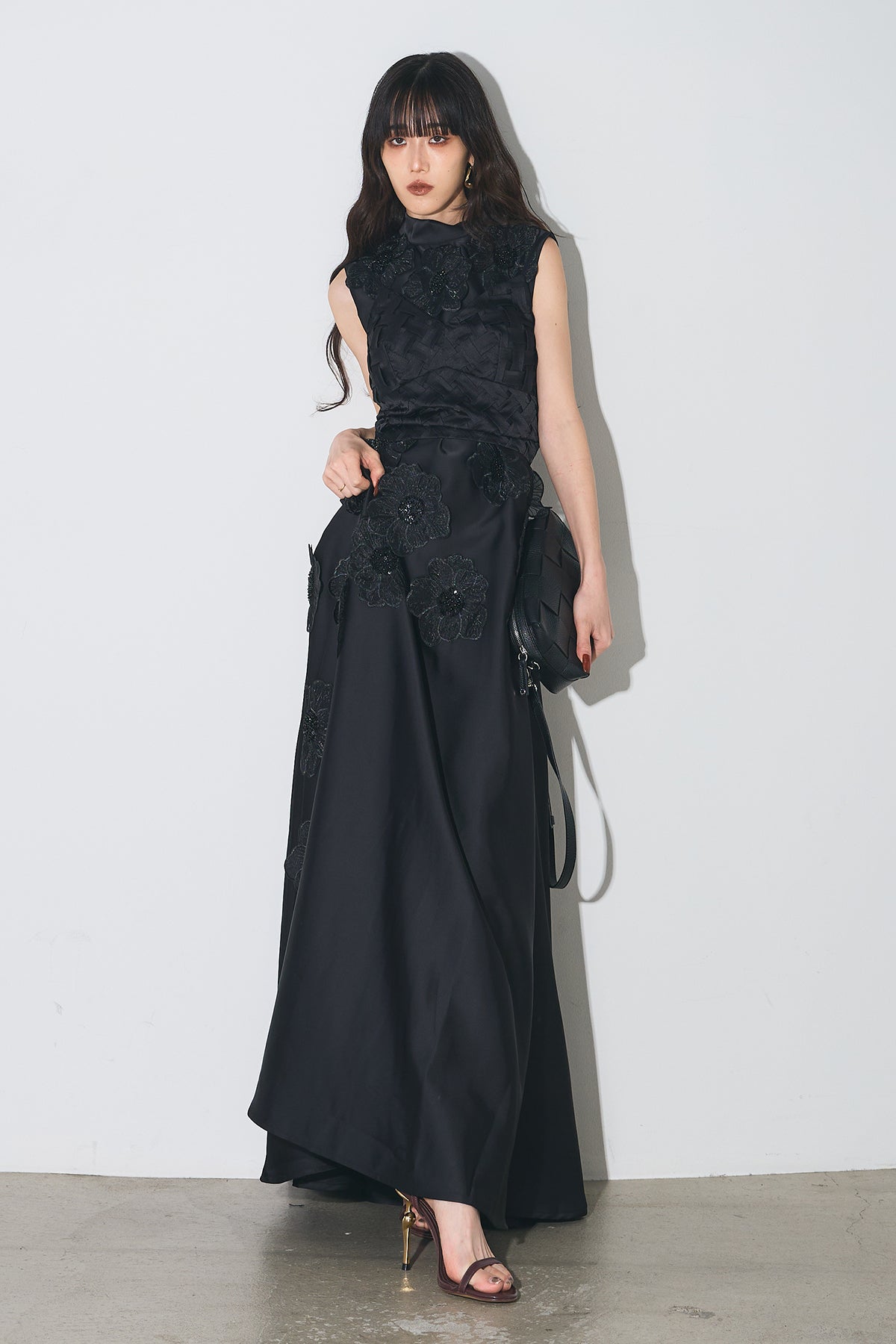 【AUBREY】フラワーデザインマットサテンドレス　ANDREA&Co. フラワーデザインマットサテンドレス – ANDREA&Co.