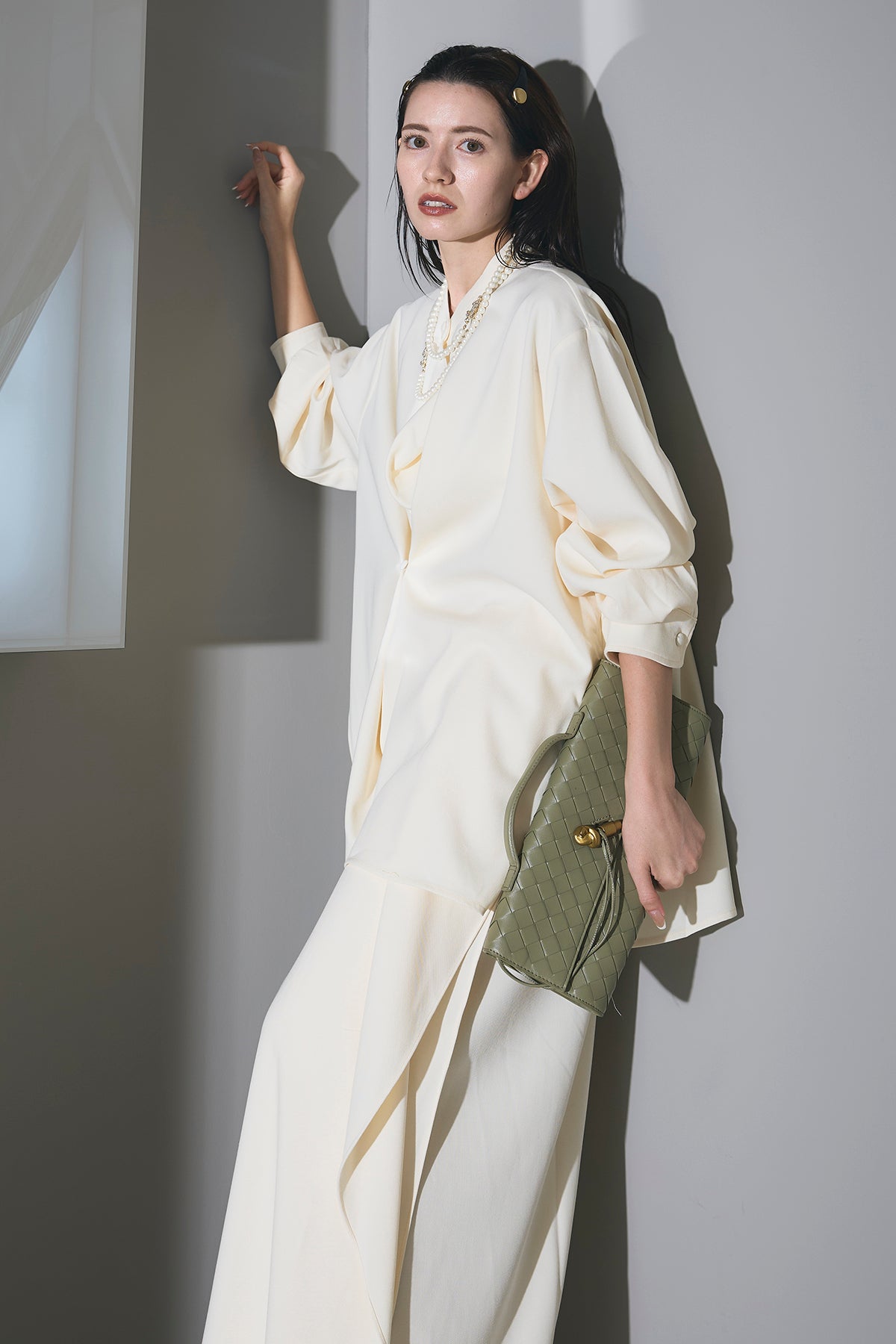 【AUBREY】フラワーデザインマットサテンドレス　ANDREA&Co AUBREY】フラワーデザインマットサテンドレス ANDREA&Co