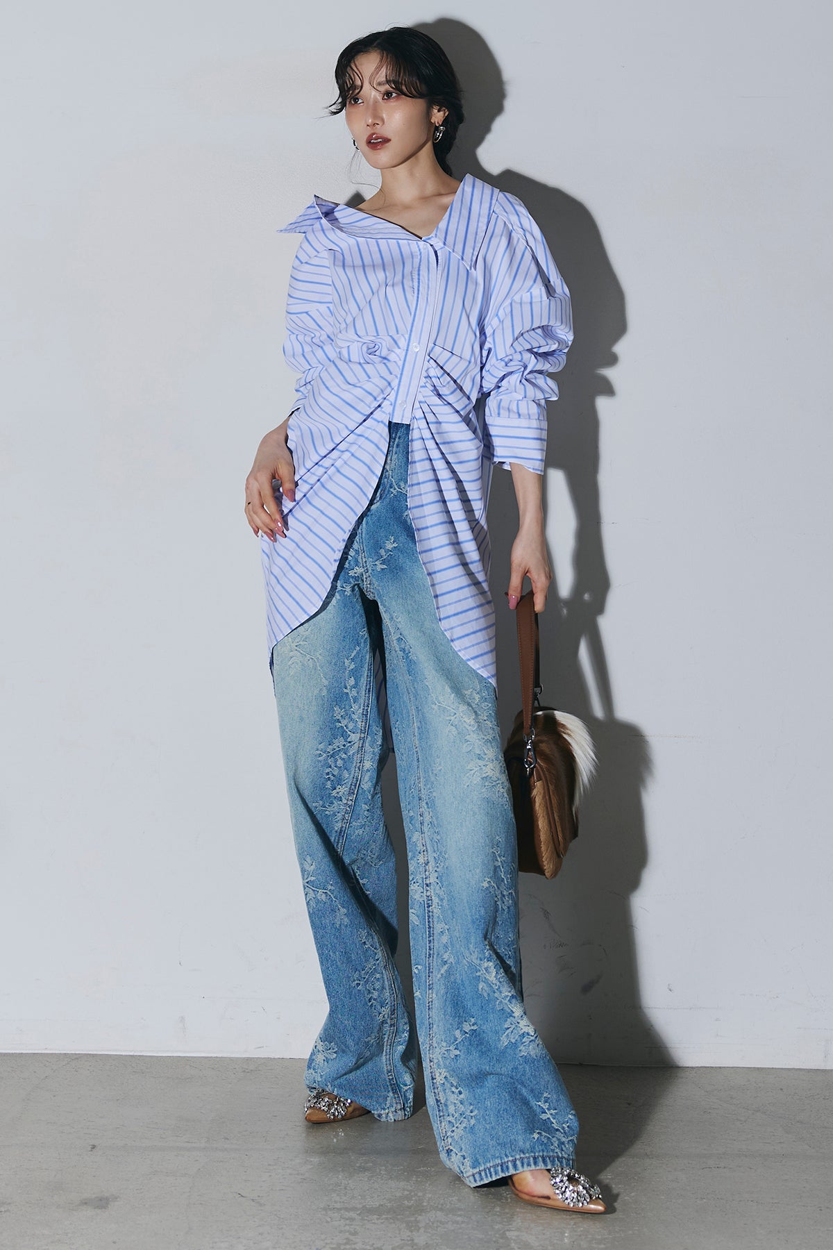 andrea&co AUBREYフリル付きライトブルー長袖シャツとショートパンツ