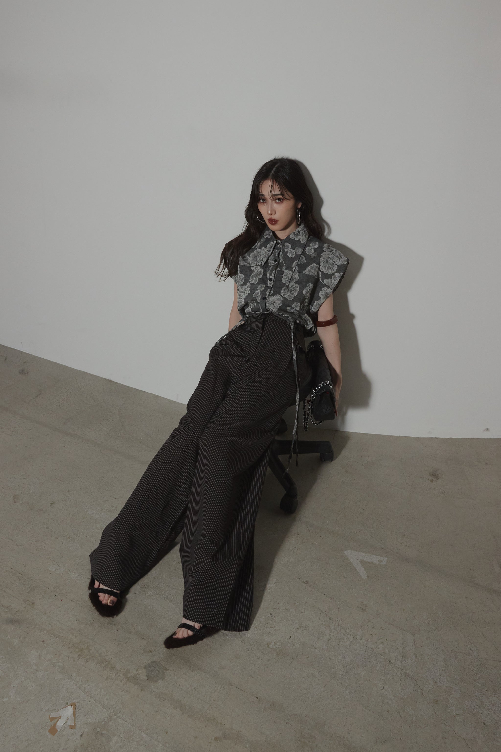 【andrea&co.】新品未使用 アシメデザインカラーフラワーシャツ AUBREY】アシメデザインカラーフラワーシャツ – ANDREA&Co.