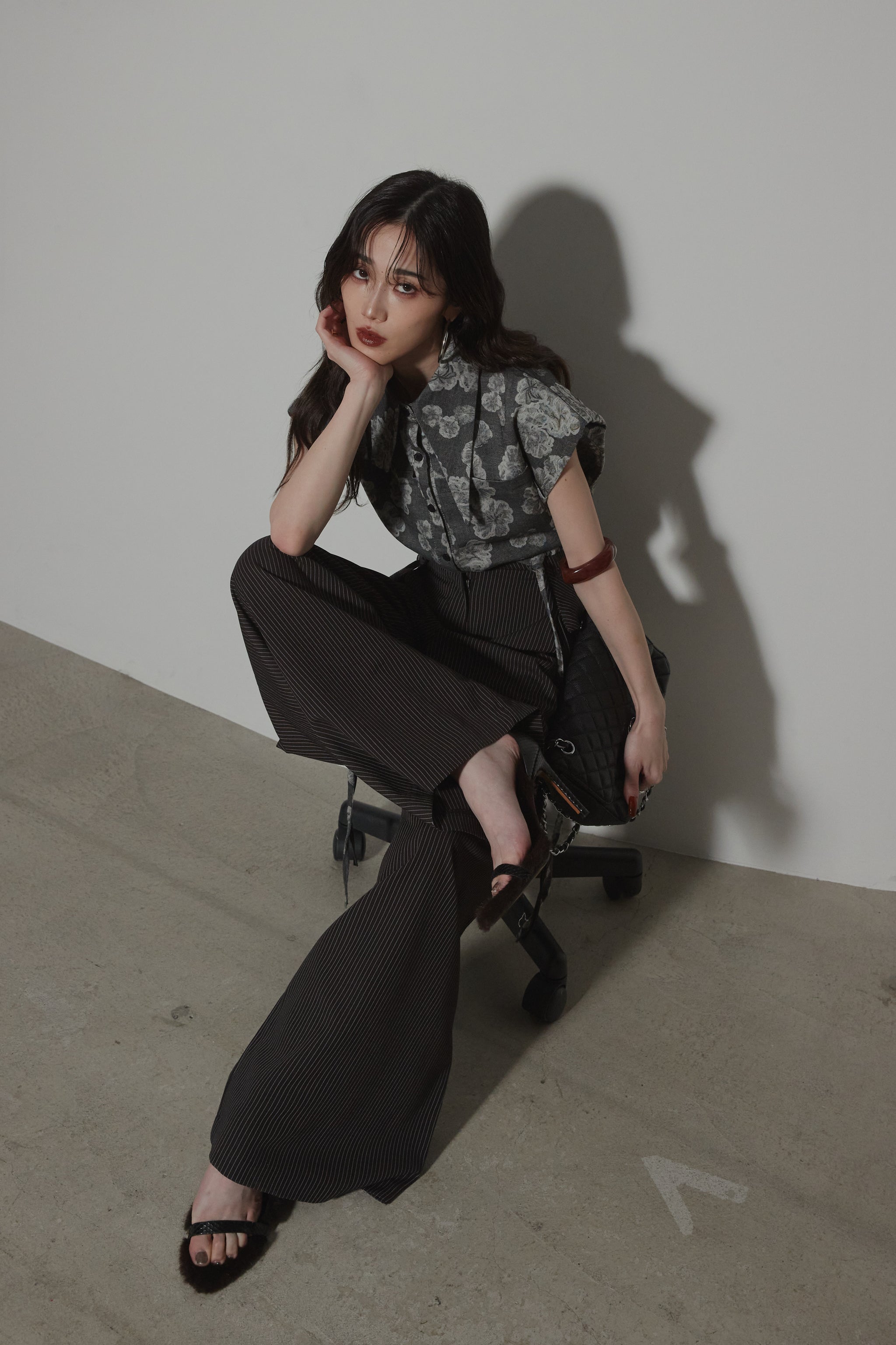 【AUBREY】アシメデザインカラーフラワーシャツ AUBREY】アシメデザインカラーフラワーシャツ – ANDREA&Co.