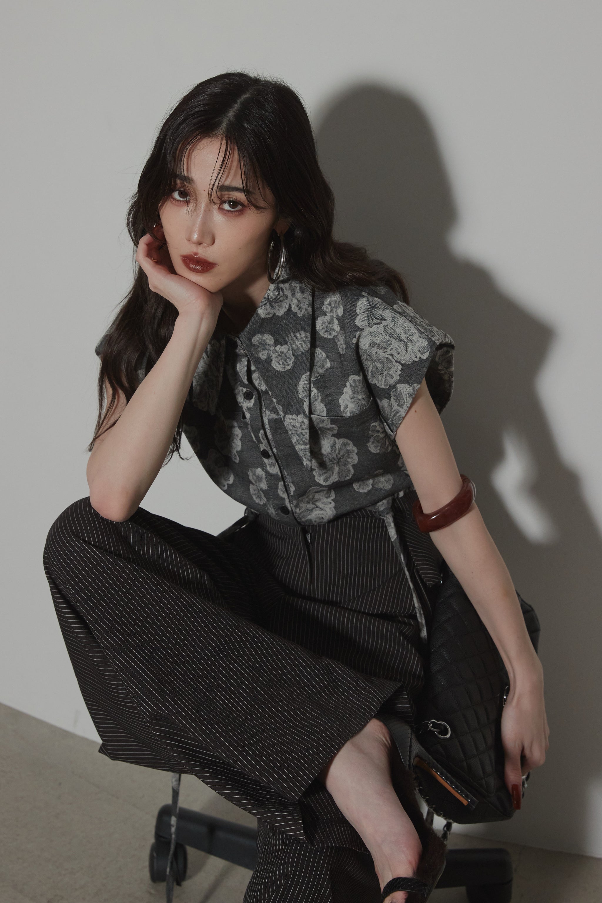 【andrea&co.】新品未使用 アシメデザインカラーフラワーシャツ AUBREY】アシメデザインカラーフラワーシャツ – ANDREA&Co.