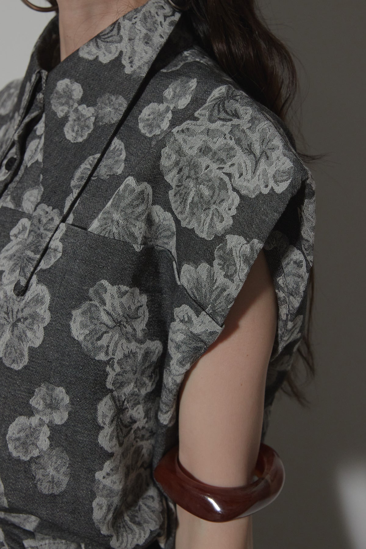 【andrea&co.】新品未使用 アシメデザインカラーフラワーシャツ AUBREY】アシメデザインカラーフラワーシャツ – ANDREA&Co.