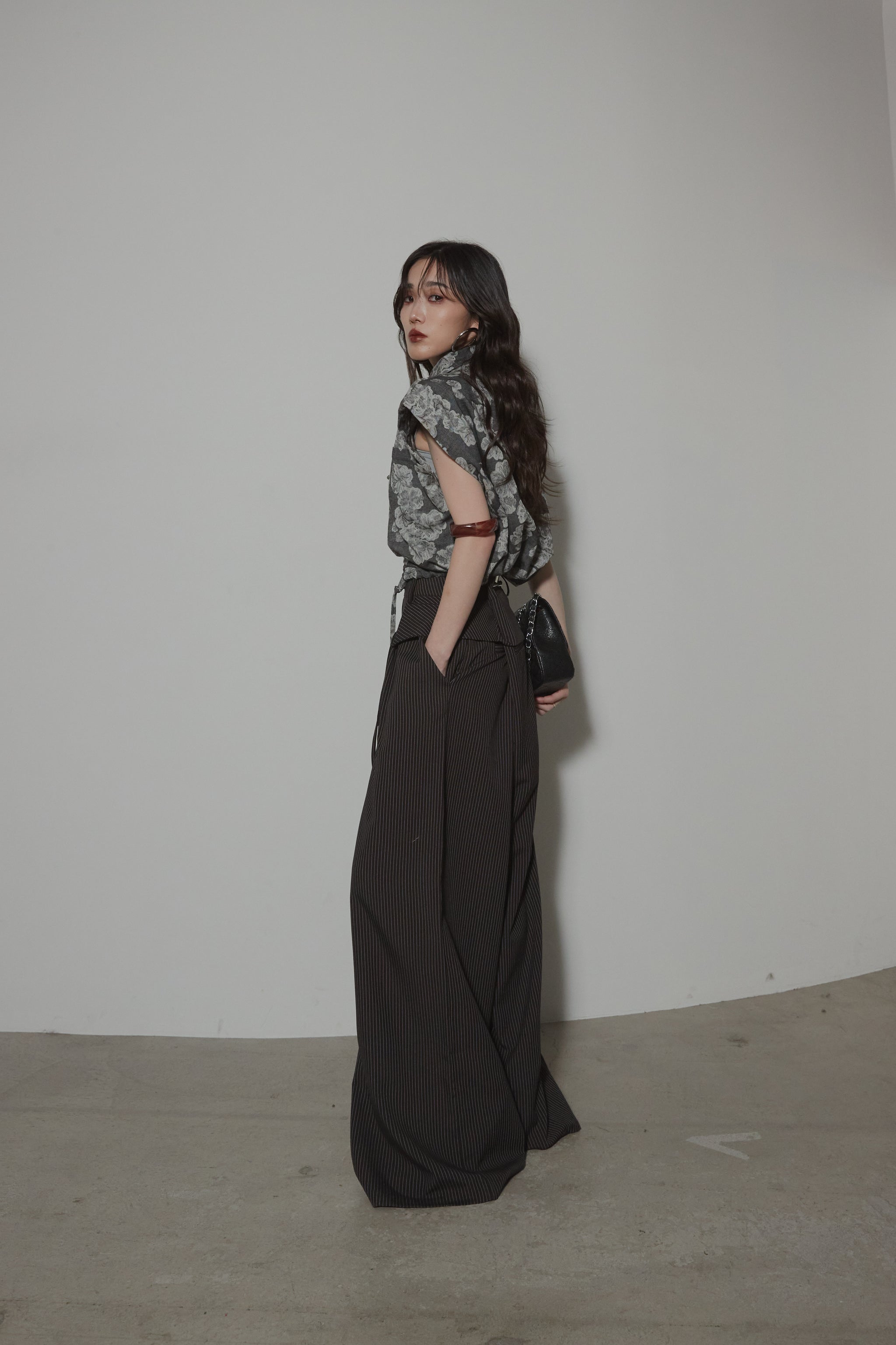 【andrea&co.】新品未使用 アシメデザインカラーフラワーシャツ AUBREY】アシメデザインカラーフラワーシャツ – ANDREA&Co.
